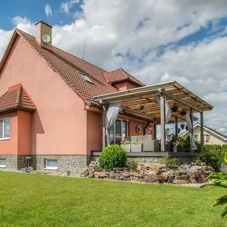 Ubytovanie Oslany Casa de hóspedes *